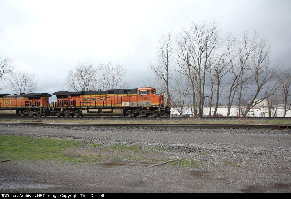 BNSF 7922 leading 28B